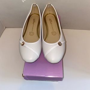 Girls White Flats Size 24 (MX Size)